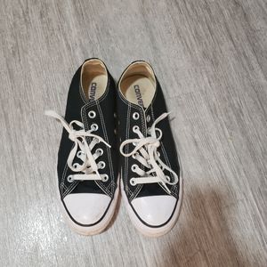 Black Converse low tops Sz 8